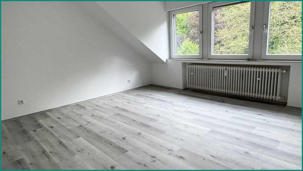 Sehr viel Platz im hellen Schlafzimmer mit Blick ins Grüne