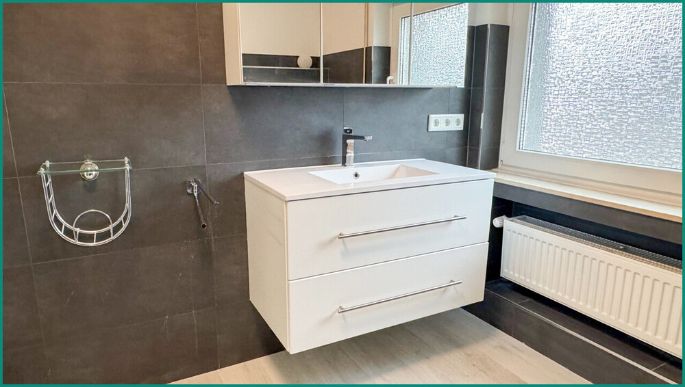 ...Fenster, Waschtisch mit Unterschrank und...