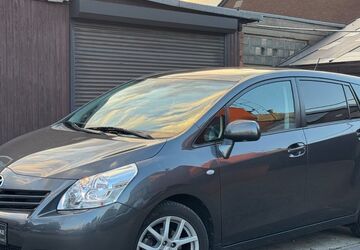 Toyota Verso 63.000 km 9.900 &euro; Duisburg 47179